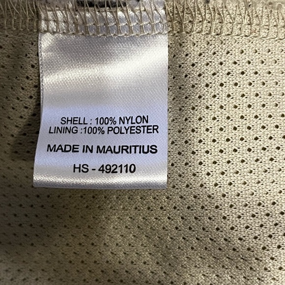 TravelSmith Beige Zip-Up Travel Vest with Lots of Pockets! - Picture 5 of 6